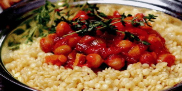 nohutlu-kuskuslu-tepsi-yemegi